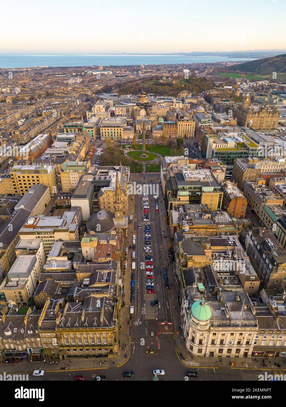 Vista aerea di George Street nella città nuova di Edimburgo, patrimonio dell'umanità dell'UNESCO, Scozia, Regno Unito Foto Stock