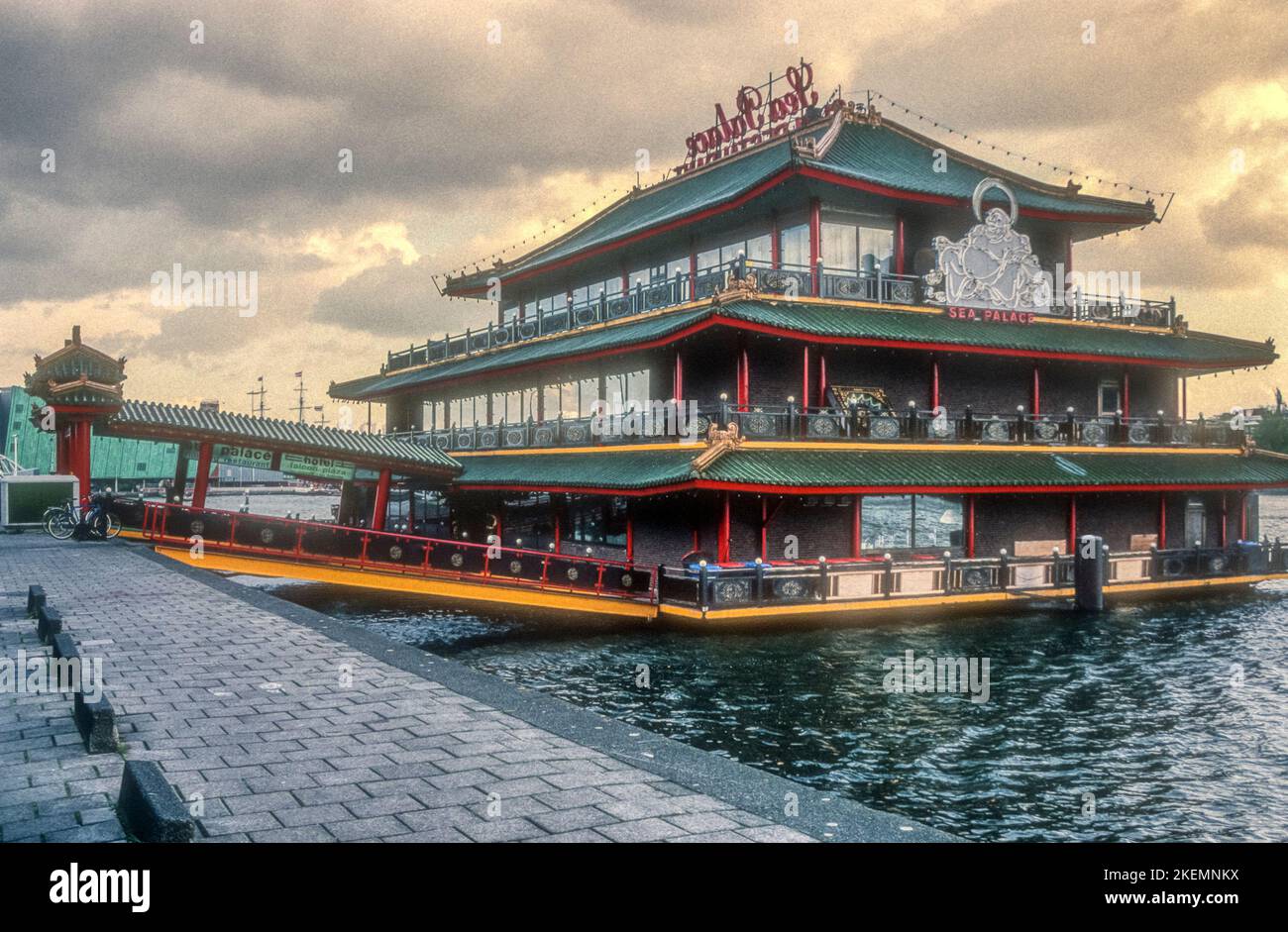 Archivio 1990s Fotografia del ristorante galleggiante Cinese Sea Palace a Oosterdokskade, Amsterdam. Foto Stock