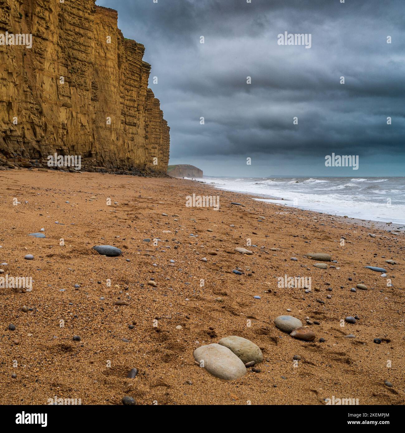 Bella immagine di paesaggio di prima serata di West Bay in Dorset Inghilterra. Autunno. Jurassic Coast. Foto Stock