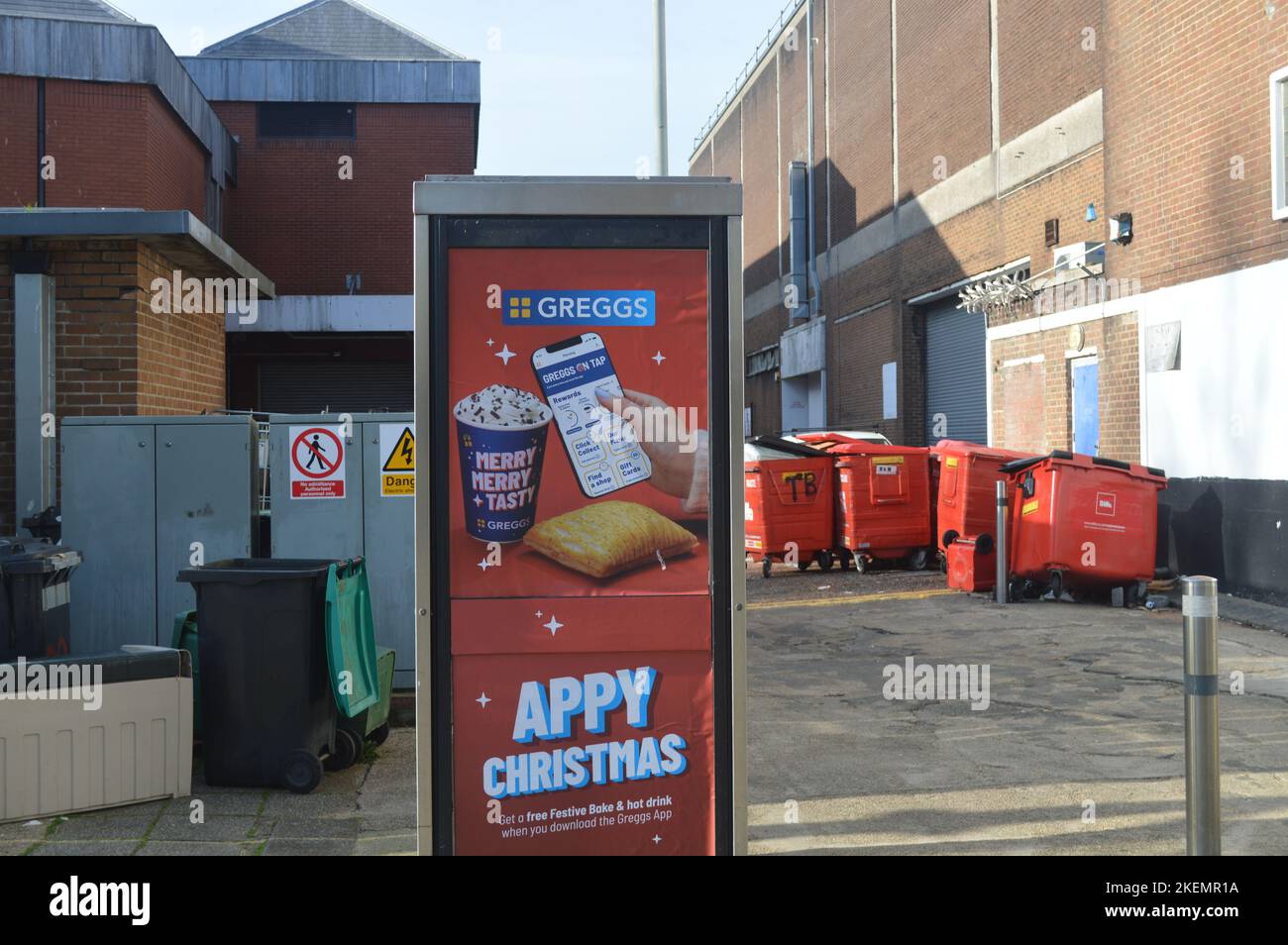 13th novembre 2022, Swansea, Galles, Regno Unito. BT Phone Box con Greggs Natale pubblicità. Foto Stock