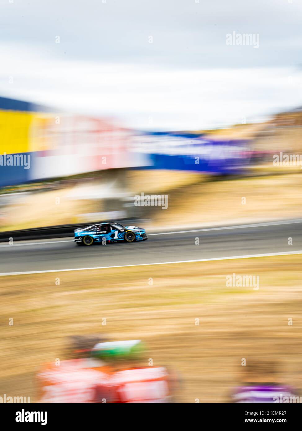 Un lungo scatto di esposizione del pilota NASCAR Ross Chastain sulla strada a Sonoma Foto Stock