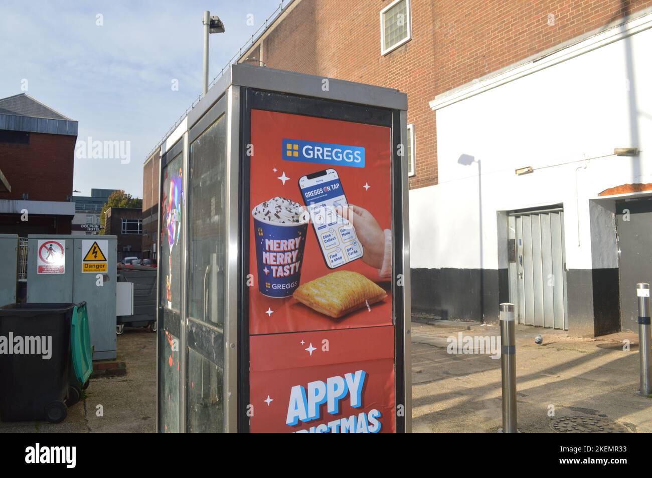 13th novembre 2022, Swansea, Galles, Regno Unito. Greggs Christmas Advert su una casella telefonica BT Foto Stock