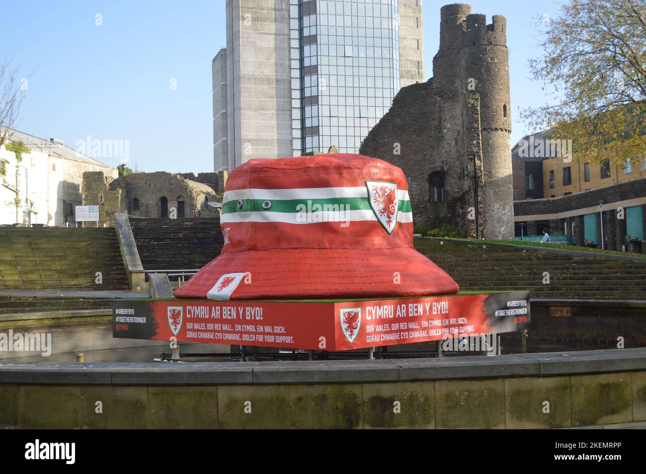 13th novembre 2022, Swansea, Galles, Regno Unito. Wales Bucket Hat in Castle Gardens, che promuove il Galles alla Coppa del mondo 2022 in Qatar. Foto Stock