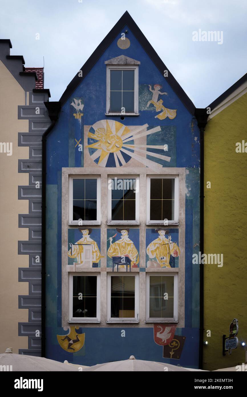 Fussen, Germania - 19 agosto 2022: Vista delle tradizionali case bavaresi dipinte nel villaggio di Fussen, famosa destinazione di viaggio sul romanico Foto Stock
