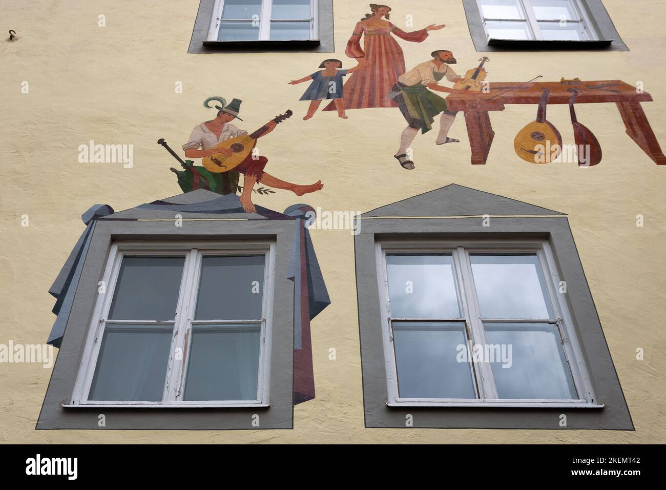 Fussen, Germania - 19 agosto 2022: Vista delle tradizionali case bavaresi dipinte nel villaggio di Fussen il 19 agosto 2022. Particolare della s. Storica Foto Stock