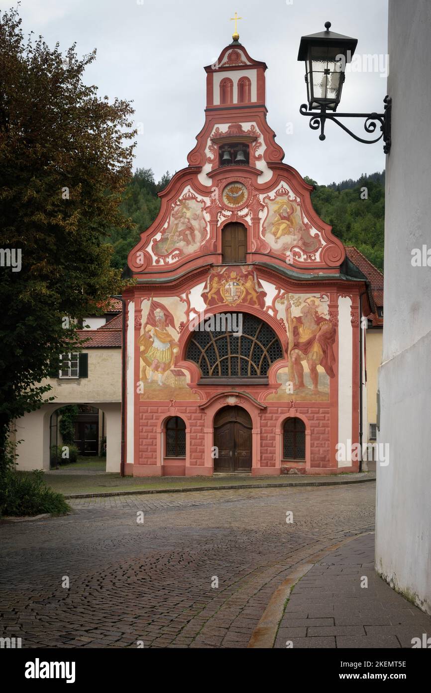Vista della tradizionale chiesa bavarese dipinta dello spirito santo nel villaggio di Fussen, famosa destinazione di viaggio sulla strada romanica della Baviera, Foto Stock