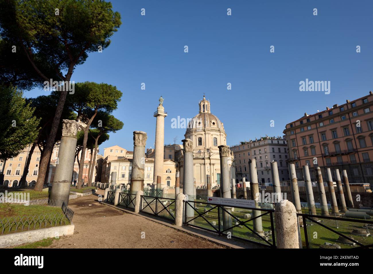 Italia, Roma, foro di Traiano, Basilica Ulpia e colonna di Traiano Foto Stock