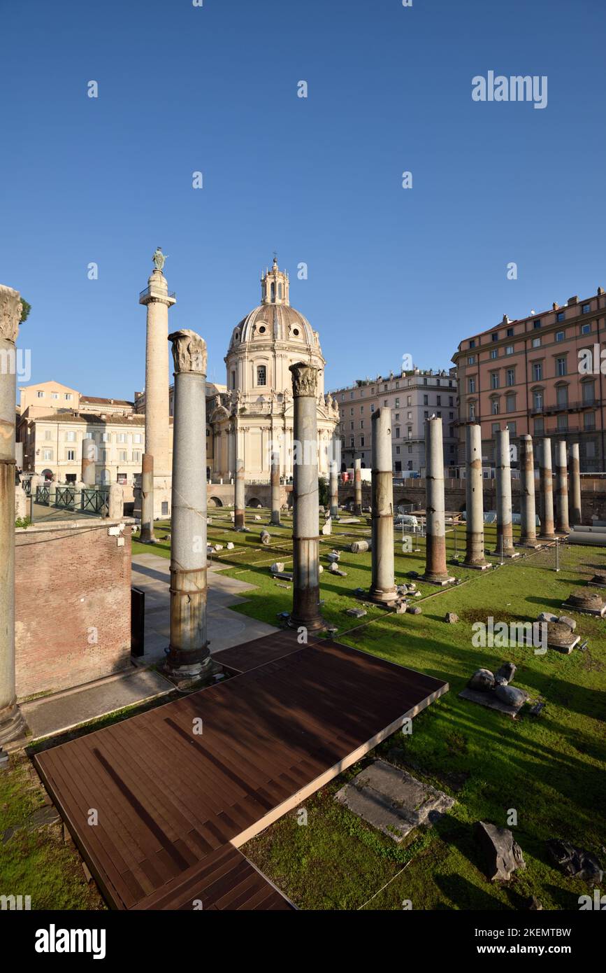 italia, roma, foro di traiano, basilica di ulpia e colonna di traiano Foto Stock