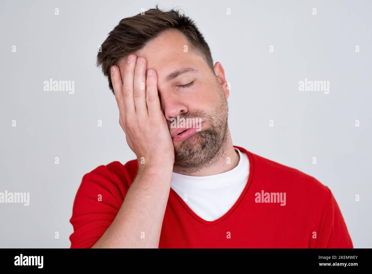 l'uomo confuso che sopravpensa soffrendo dal dolore di frustrazione dolore con la faccia malata. Foto Stock l'uomo confuso che sopravpensa soffrendo dal dolore di frustrazione dolore con la faccia malata. Foto Stock