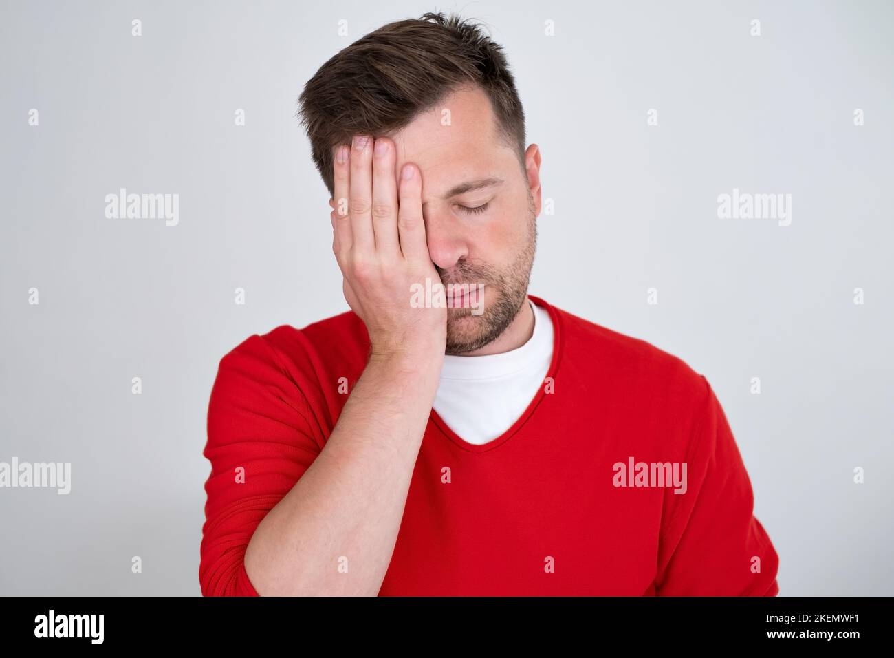 l'uomo confuso che sopravpensa soffrendo dal dolore di frustrazione dolore con la faccia malata. Foto Stock l'uomo confuso che sopravpensa soffrendo dal dolore di frustrazione dolore con la faccia malata. Foto Stock