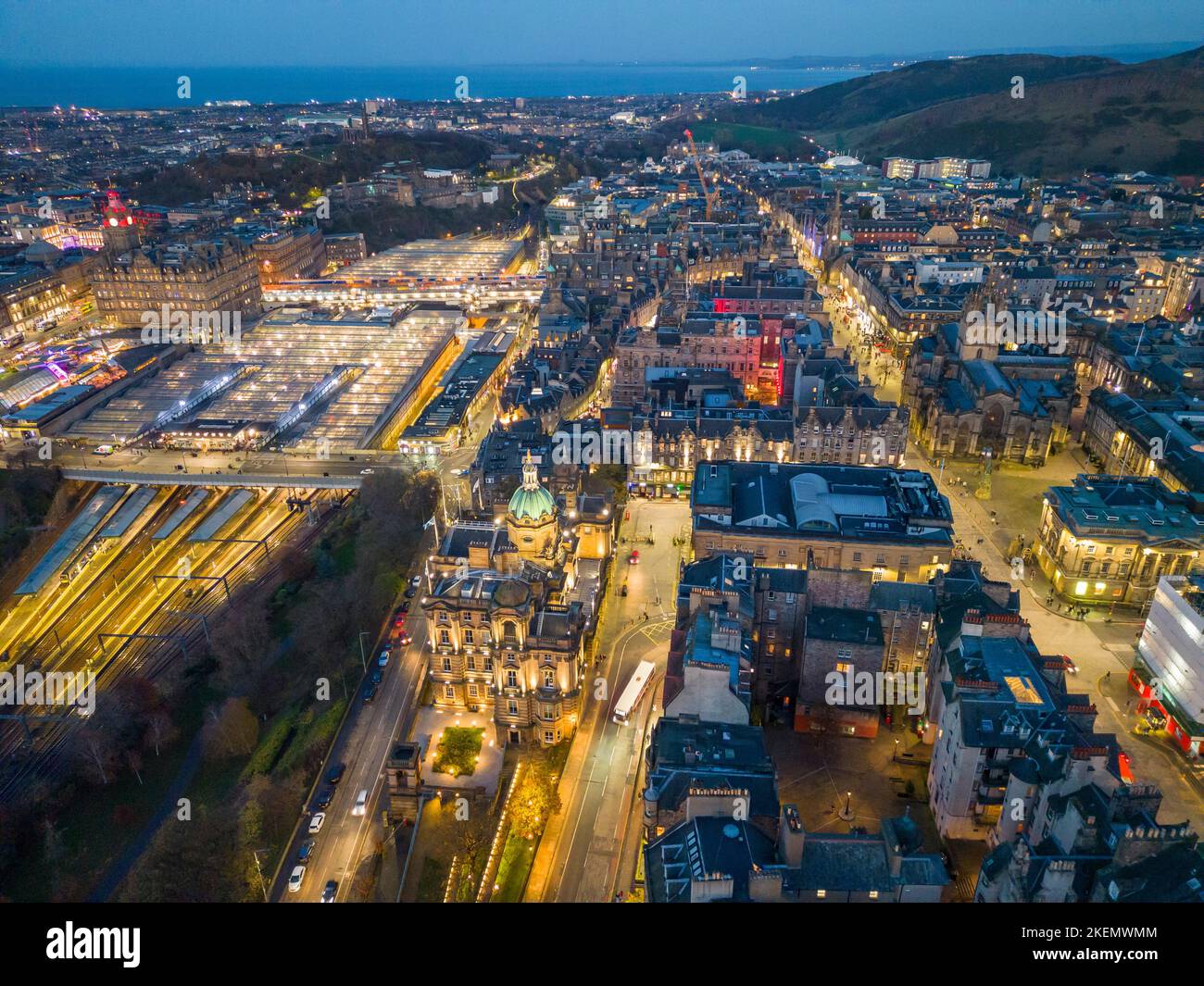 Vista aerea dal drone della città vecchia di Edimburgo di notte, Scozia, Regno Unito Foto Stock