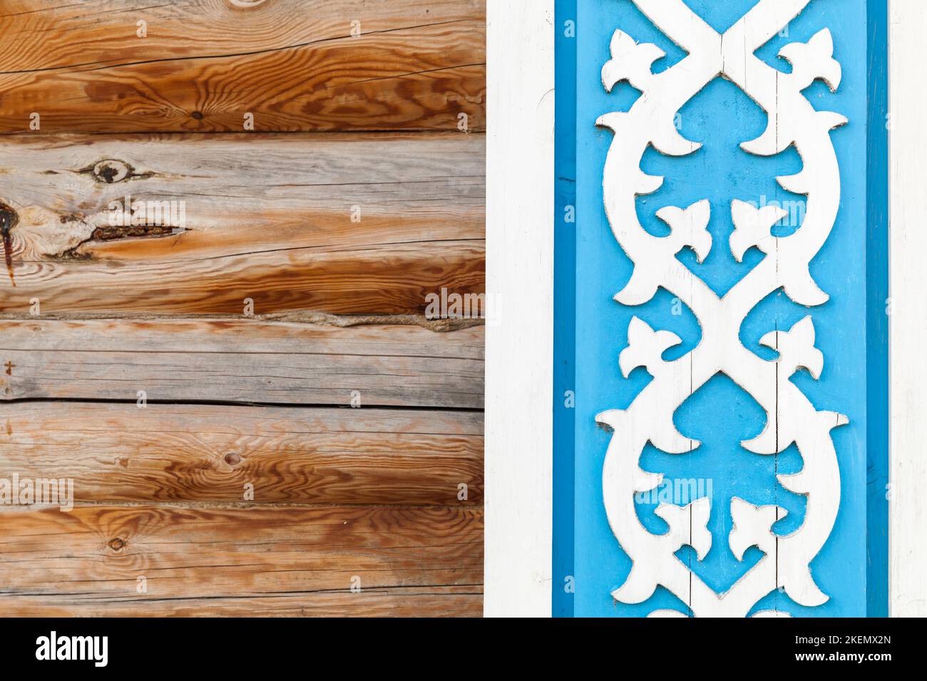 Vecchi elementi decorativi in legno sulla parete della casa rurale. Decorazioni in tatar. Kazan, Russia Foto Stock