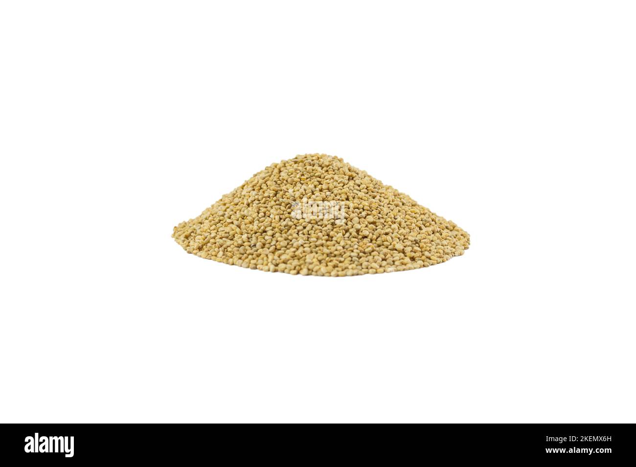 cumulo di quinoa isolato su sfondo bianco. nutrizione. ingrediente alimentare. Foto Stock