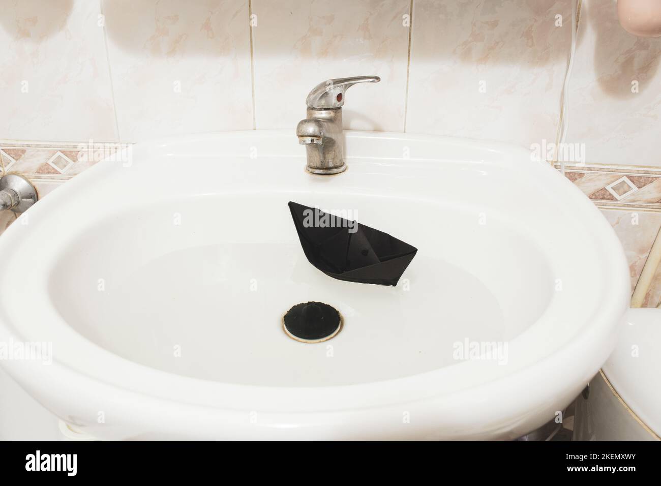 Lavandino del bagno galleggiante immagini e fotografie stock ad alta  risoluzione - Alamy