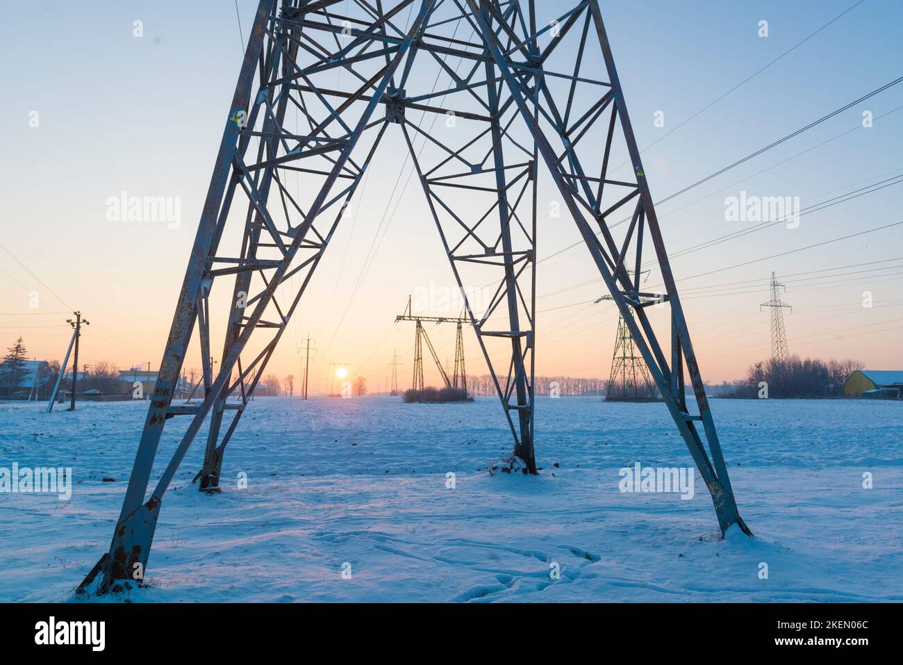 Rete elettrica nella fredda mattinata invernale in Ucraina. Blackout e mancanza di illustrazione elettrica Foto Stock