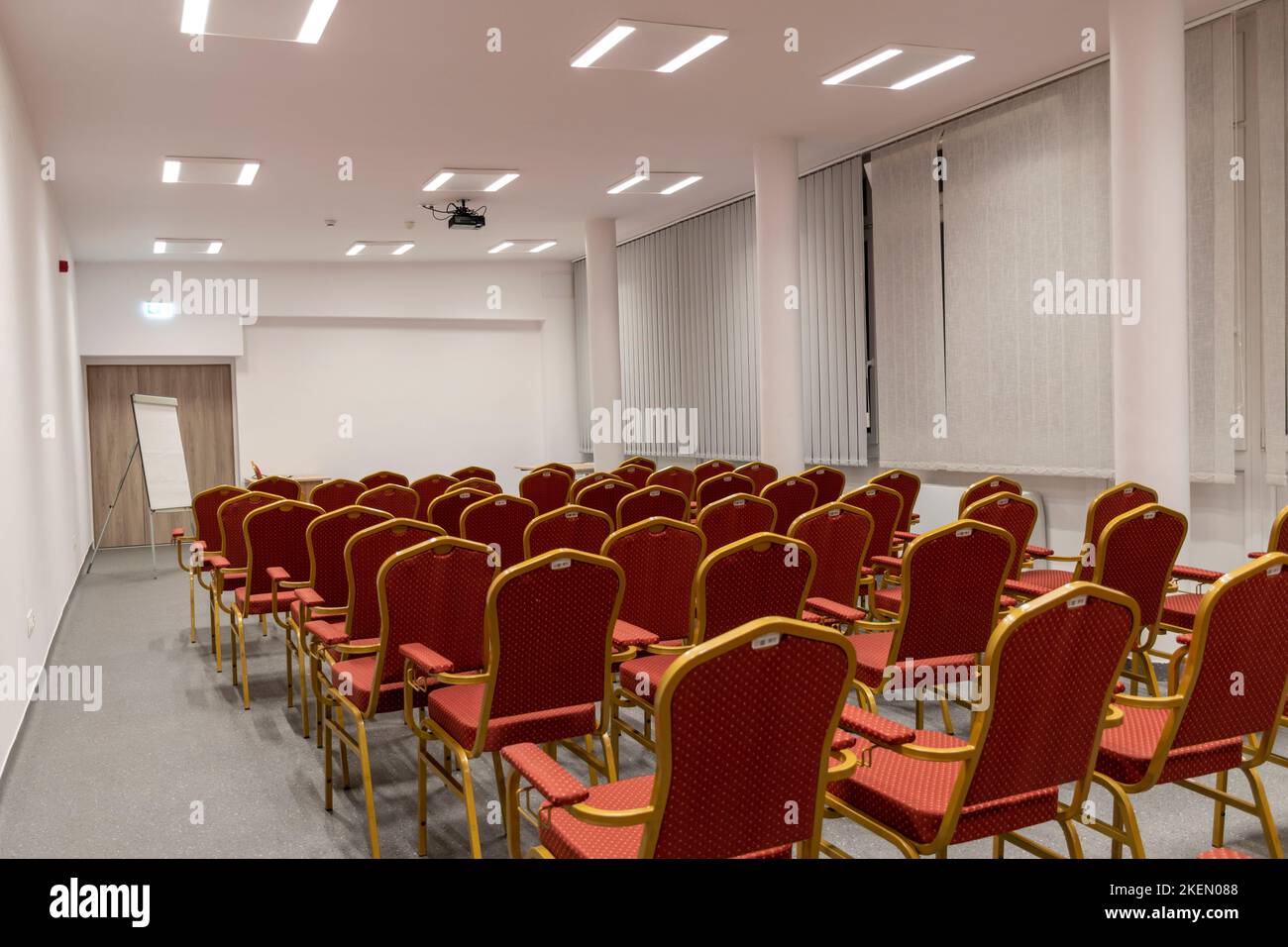 Sala conferenze con sedie Foto Stock