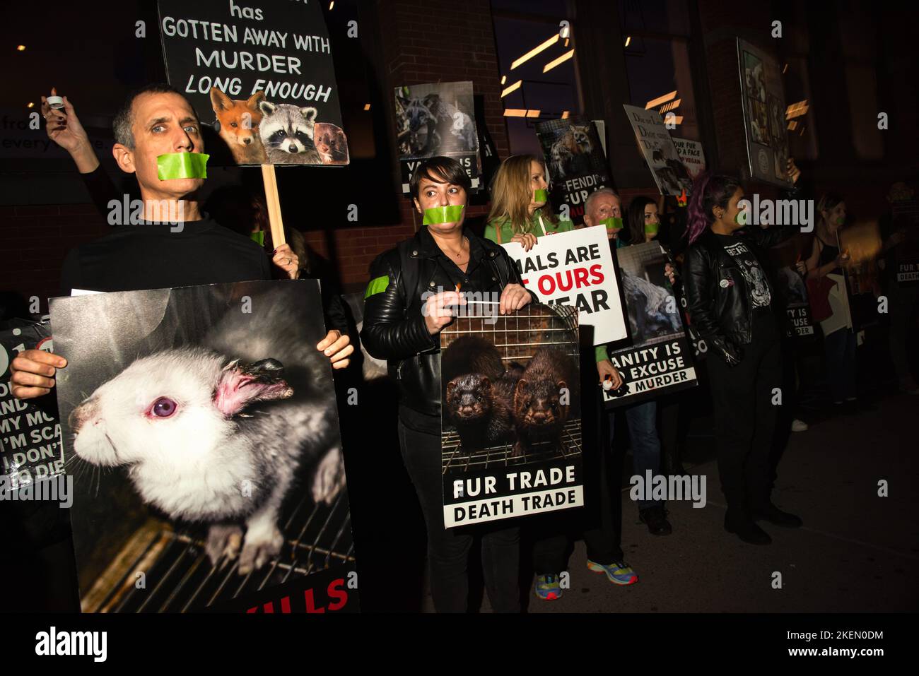 12 novembre 2022, New York City, New York, USA: I manifestanti anti anti-pelliccia si trovano di fronte a un negozio di marca di lusso a SoHo, con una veglia silenziosa per tutti gli animali uccisi per la loro pelliccia. Gli attivisti per i diritti degli animali stanno chiedendo alla LVMH e ad altre marche di smettere di torturare animali per la pelliccia. (Credit Image: © Laura Brett/ZUMA Press Wire) Foto Stock