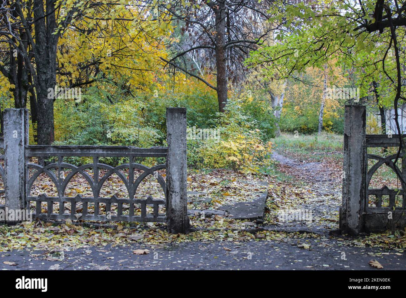 Ingresso ad un parco abbandonato in autunno Foto Stock