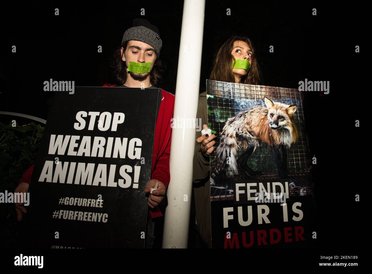 12 novembre 2022, New York City, New York, USA: I manifestanti anti anti-pelliccia si trovano di fronte a un negozio di marca di lusso a SoHo, con una veglia silenziosa per tutti gli animali uccisi per la loro pelliccia. Gli attivisti per i diritti degli animali stanno chiedendo alla LVMH e ad altre marche di smettere di torturare animali per la pelliccia. (Credit Image: © Laura Brett/ZUMA Press Wire) Foto Stock