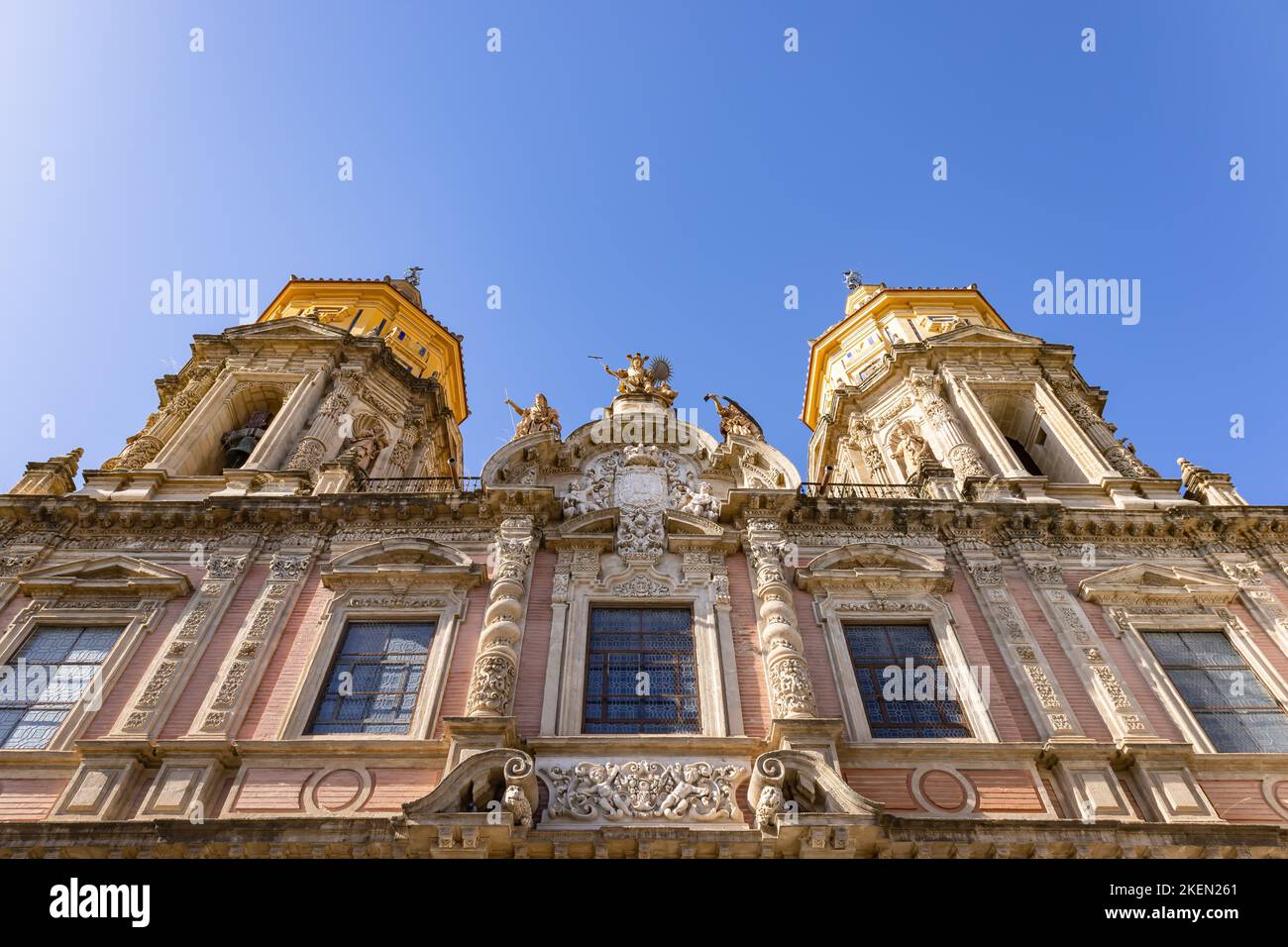Particolare della facciata della bella chiesa ornata di San Luis de los Franceses nel centro storico di Siviglia, Andalusia, Spagna Foto Stock