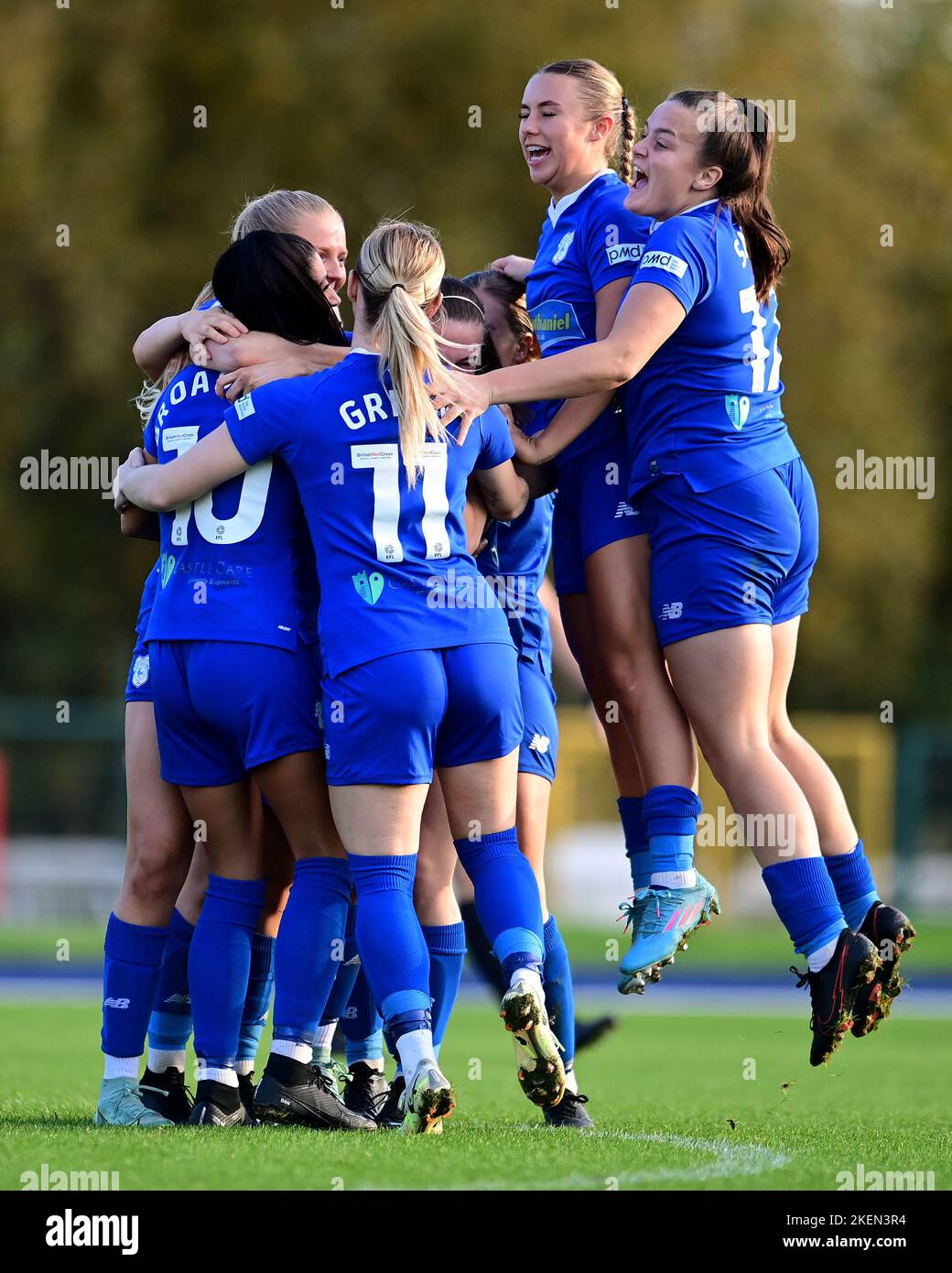 Cardiff, Regno Unito. 13th Nov 2022. Danielle Broadhurst di Cardiff City Women's celebra il terzo goal del suo fianco con i compagni di squadra - Mandatory by-line Credit: Ashley Crowden/Alamy Live News Foto Stock