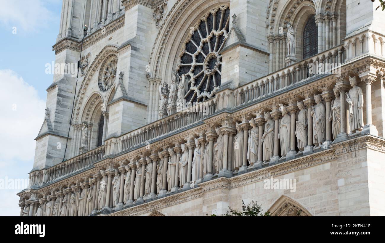 Primo piano della facciata di Notre Dame, a Parigi. In riparazione a causa di un incendio Foto Stock