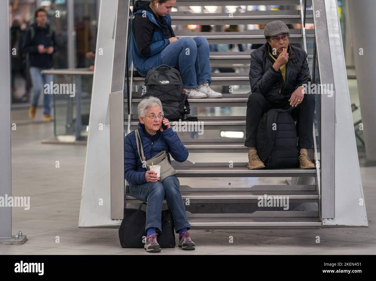 2022-11-13 20:34:47:19 UTRECHT - passeggeri in attesa alla stazione centrale di Utrecht. Il traffico dei treni da e per Utrecht è stato interrotto da un'interruzione dell'alimentazione. Molti treni sono stati cancellati e il traffico ferroviario è molto limitato. ANP JEROEN JUMELET olanda fuori - belgio fuori Foto Stock