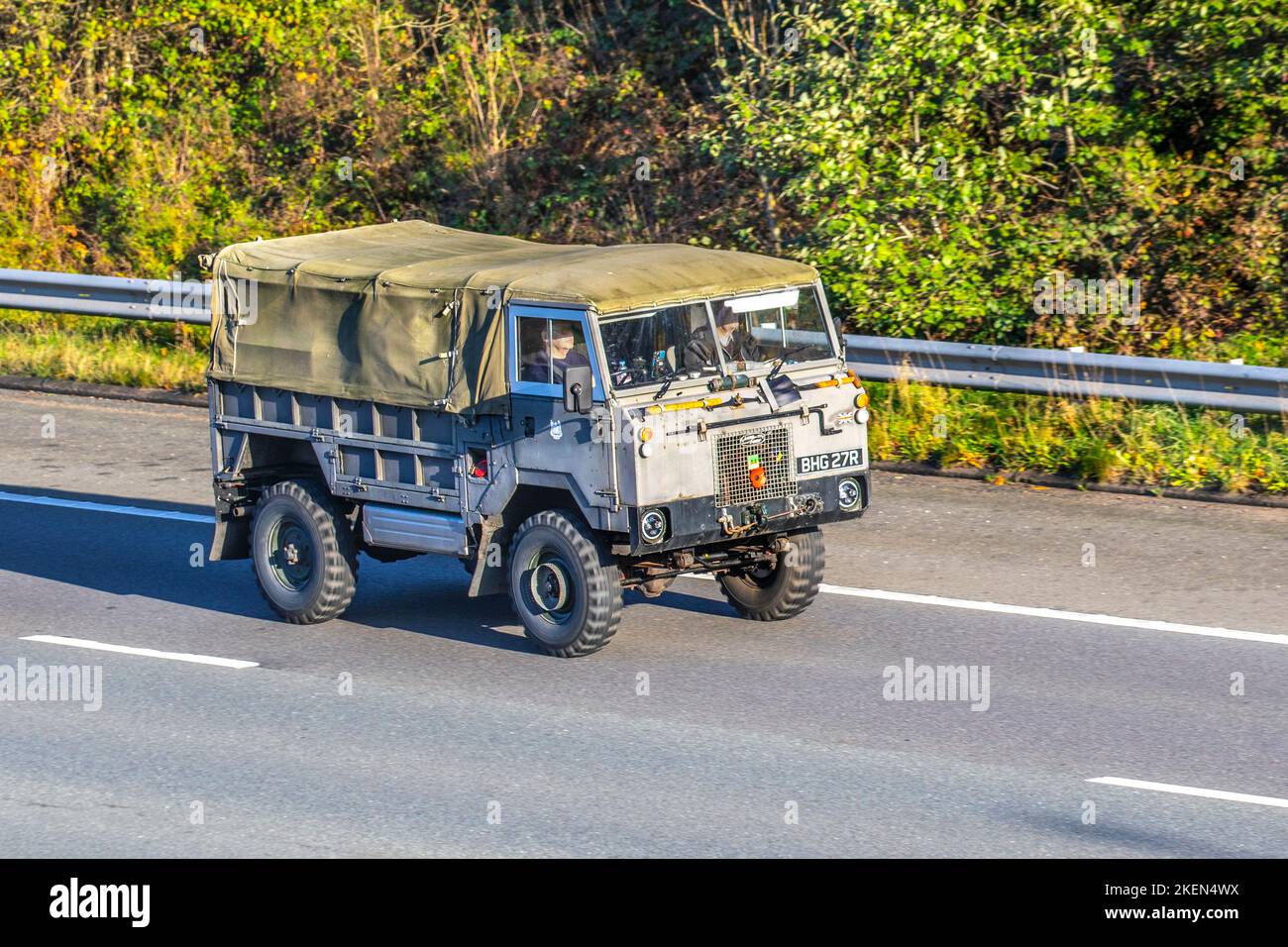 1977 70s anni settanta Land Rover A4 101 FORWARD CONTROL, 101FC un veicolo di servizio leggero vintage prodotto da Land Rover per l'esercito britannico. Un veicolo di trasporto dell'esercito a quattro ruote motrici a V8 ruote motrici che viaggia sull'autostrada M6 nel Regno Unito Foto Stock