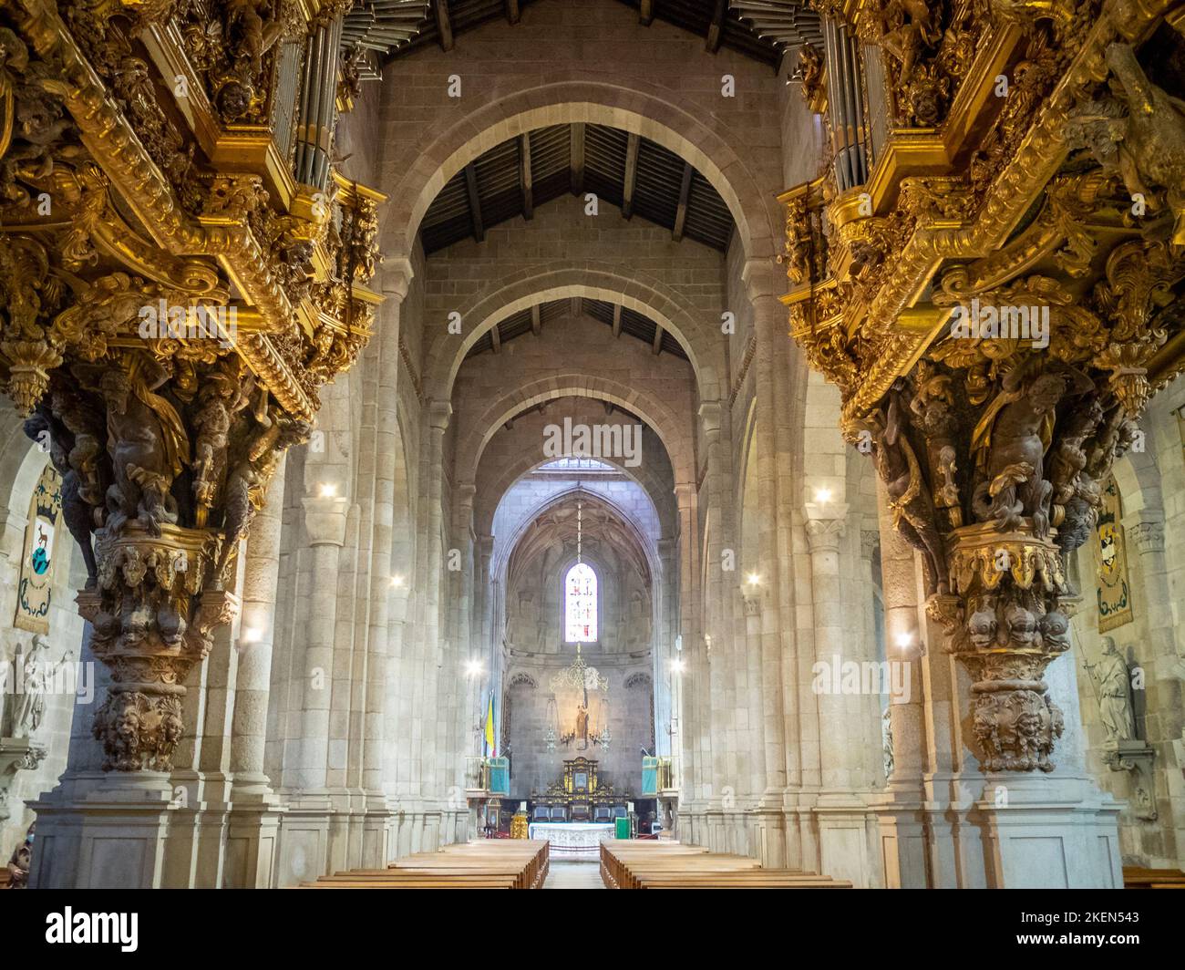 Navata principale del Duomo di Braga che guarda verso l'altare maggiore da sotto gli organi di tubo Foto Stock
