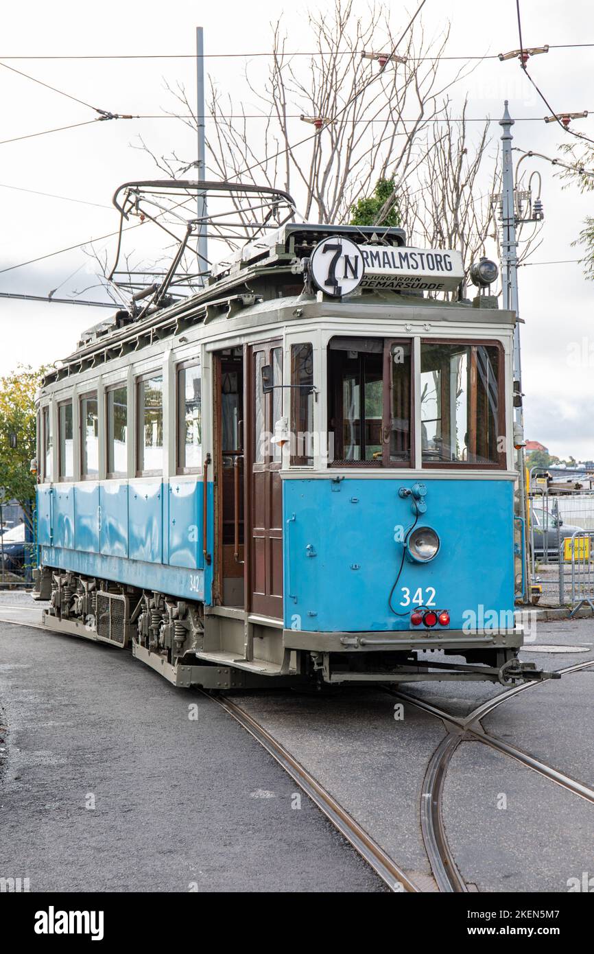 Tram Heritage 342 sulla linea 7N o Djugårdslinjen nel quartiere Djugården di Stoccolma, Svezia Foto Stock