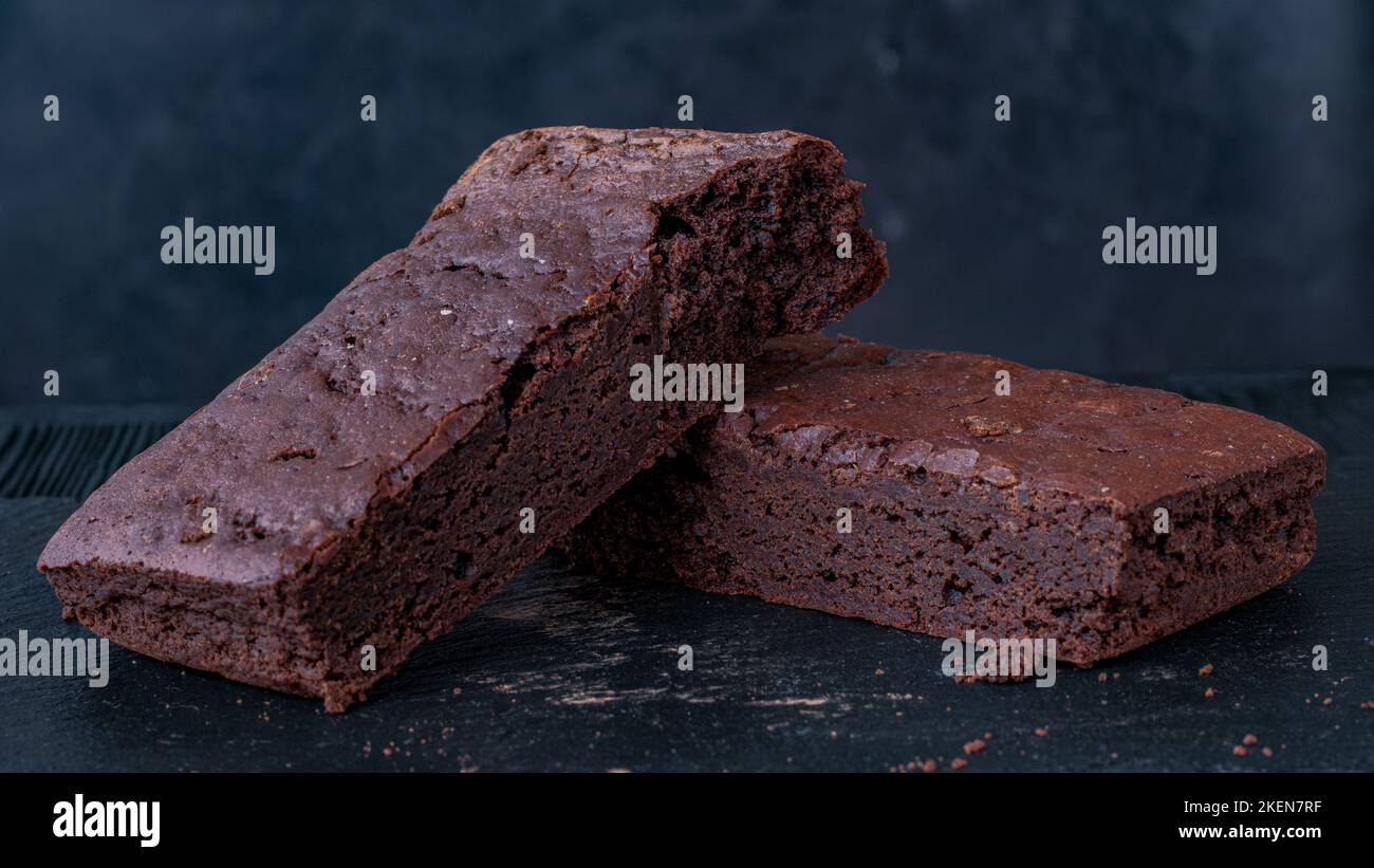 brownie su una pietra su uno sfondo nero Foto Stock