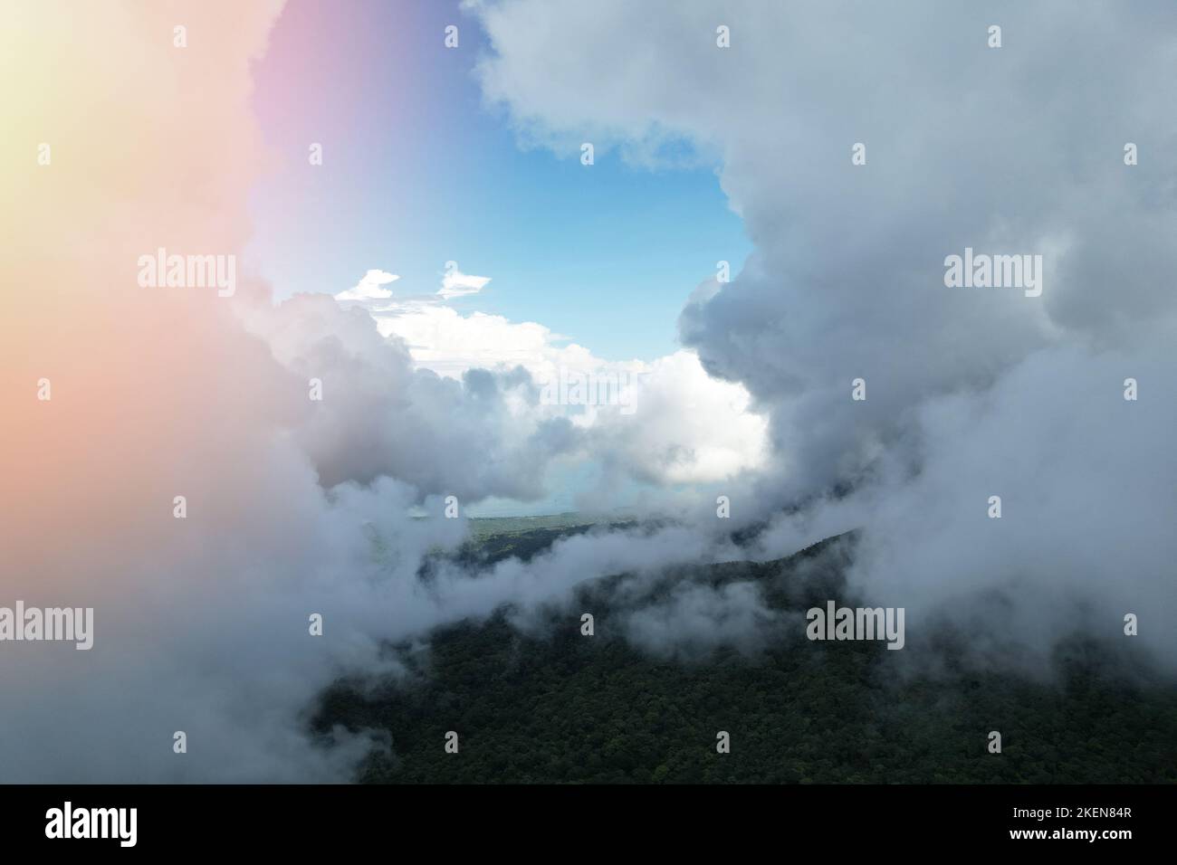 Vulcano Mombacho in tempo nuvoloso poco luminoso sole giorno vista aerea drone Foto Stock