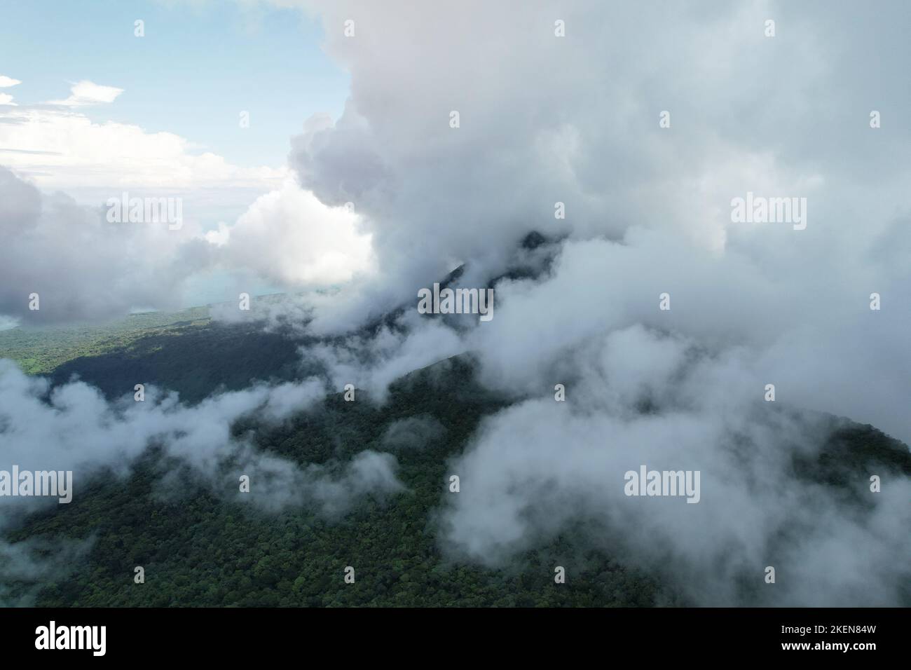 Tema turistico del Nicaragua. Vulcano Mombacho coperto di nuvole vista aerea drone Foto Stock