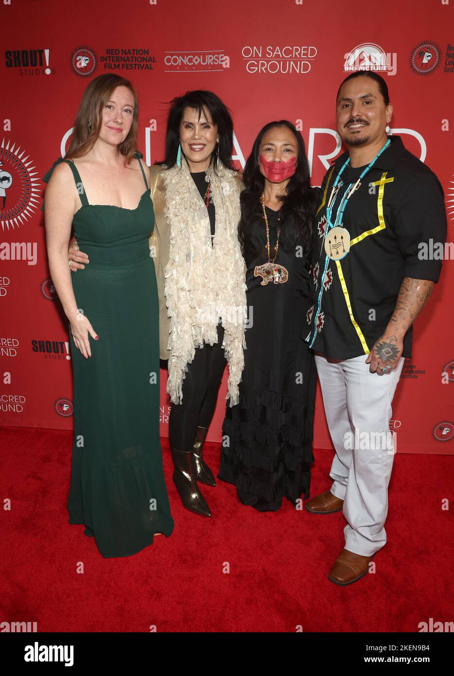 12 novembre 2022 - Beverly Hills, California - Rebecca Harrell Tickell, Joanelle Romero, Guest e che Jim. Anteprima mondiale di Shout! Studios ''On Sacred Ground'' si tiene al fine Arts Theatre. Foto Stock