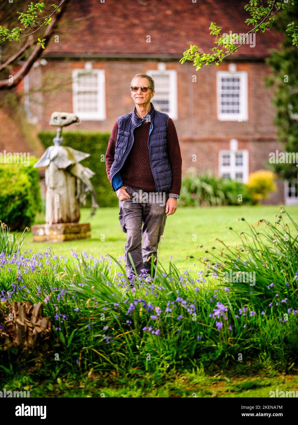 Solo per uso editoriale - Antony Penrose, figlio del fotografo e modello Lee Miller e Sir Roland Penrose. Fotografato nella sua casa e galleria di famiglia - Farley's Farm House vicino al villaggio di Chiddingly East Sussex UK. 2023 vede un film biografico con Kate Winslet come Lee Miller. Il film, 'Lee', è attualmente in produzione e ospita anche Alexander Skarsgard, Andrea Riseborough, Marion Cotillard e Andy Samberg, tra gli altri Picture by Jim Holden Foto Stock