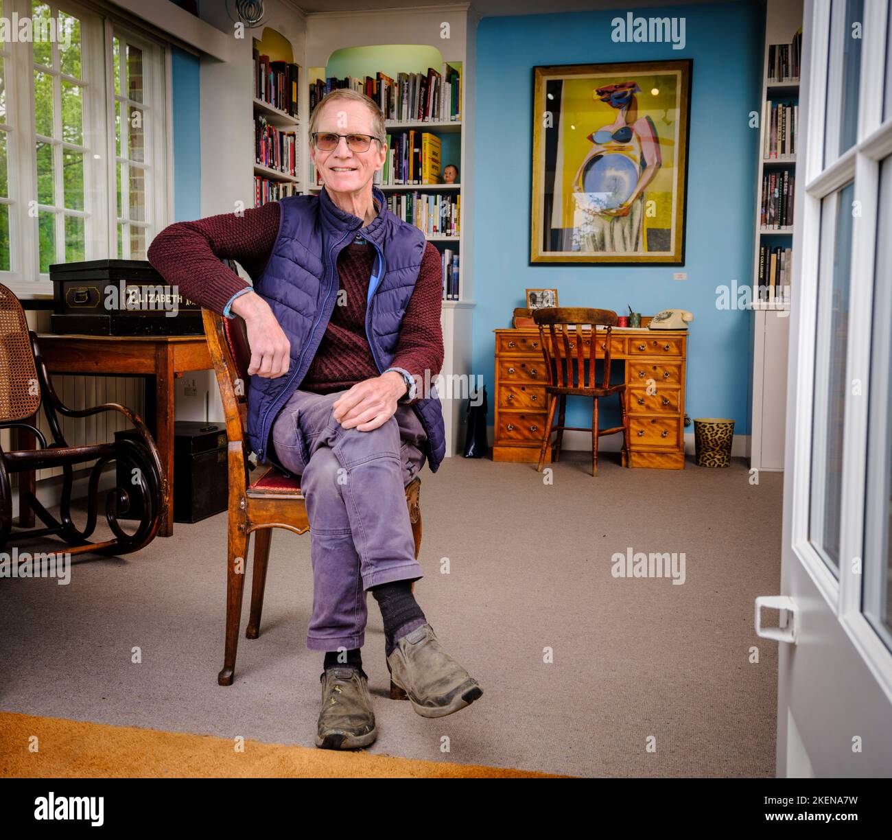 Solo per uso editoriale - Antony Penrose, figlio del fotografo e modello Lee Miller e Sir Roland Penrose. Fotografato nella sua casa e galleria di famiglia - Farley's Farm House vicino al villaggio di Chiddingly East Sussex UK. 2023 vede un film biografico con Kate Winslet come Lee Miller. Il film, 'Lee', è attualmente in produzione e ospita anche Alexander Skarsgard, Andrea Riseborough, Marion Cotillard e Andy Samberg, tra gli altri Picture by Jim Holden Foto Stock