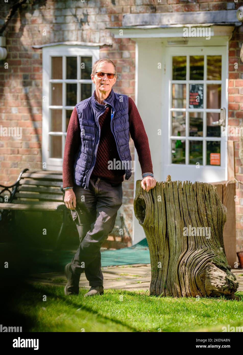 Solo per uso editoriale - Antony Penrose, figlio del fotografo e modello Lee Miller e Sir Roland Penrose. Fotografato nella sua casa e galleria di famiglia - Farley's Farm House vicino al villaggio di Chiddingly East Sussex UK. 2023 vede un film biografico con Kate Winslet come Lee Miller. Il film, 'Lee', è attualmente in produzione e ospita anche Alexander Skarsgard, Andrea Riseborough, Marion Cotillard e Andy Samberg, tra gli altri Picture by Jim Holden Foto Stock