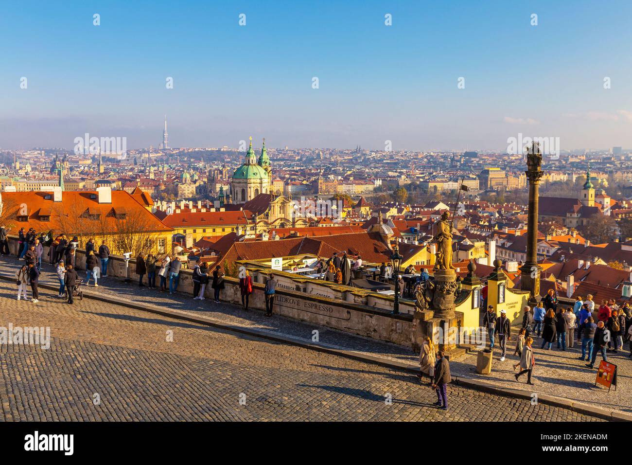 Vista della città da Piazza Hradcany al tramonto, Praga, Repubblica Ceca Foto Stock