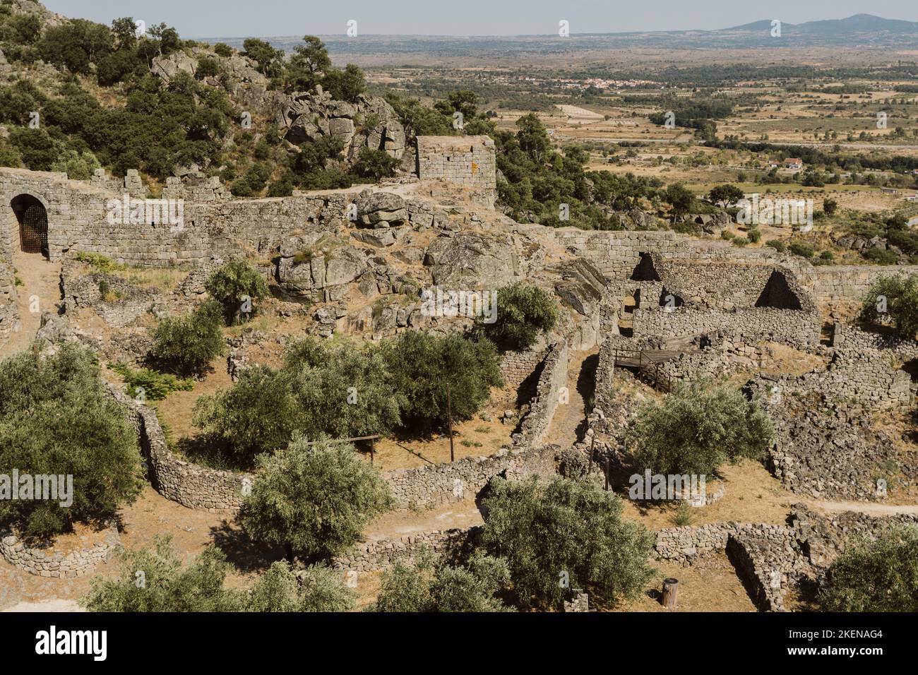 Un'immagine ad angolo alto di un edificio in mattoni del Castello di Marialva, Portogallo Foto Stock
