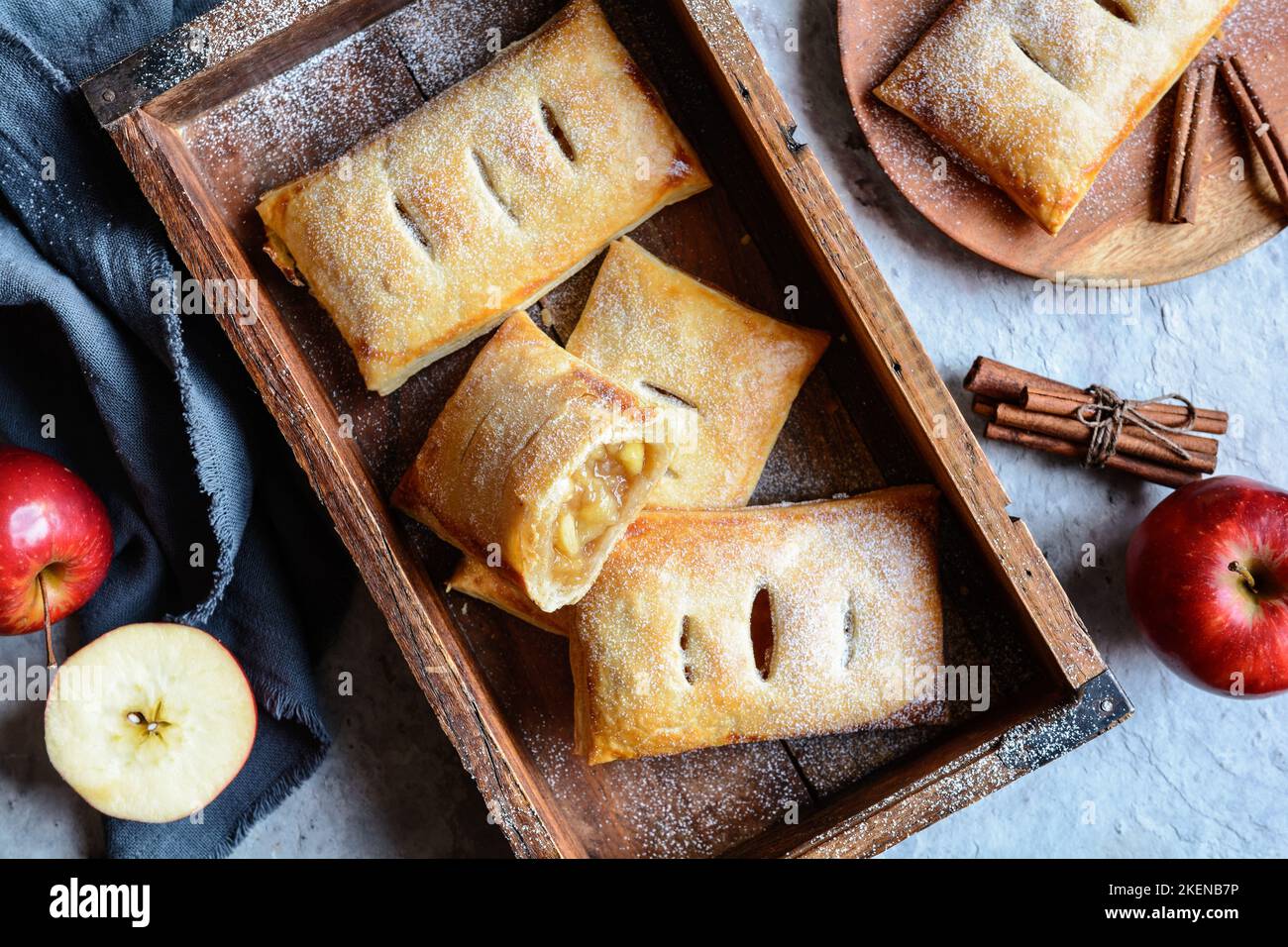 Deliziosi turnover di pasta sfoglia ripieni di mele e cannella Foto Stock