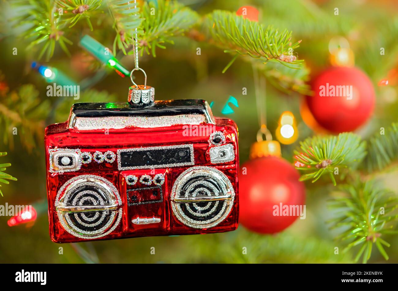 Un ornamento di natale a forma di radio o di boom box appeso all'albero di Natale. Foto Stock