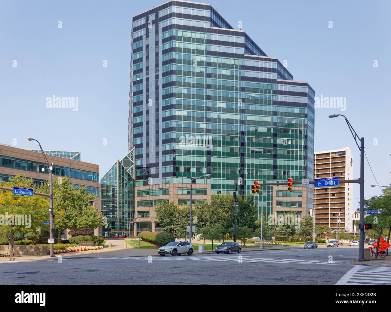 Il North Point Office Building and Tower, un prominente edificio in vetro avvolto sulla costa nord di Cleveland, è costruito sul sito della demolita Clevelan Foto Stock