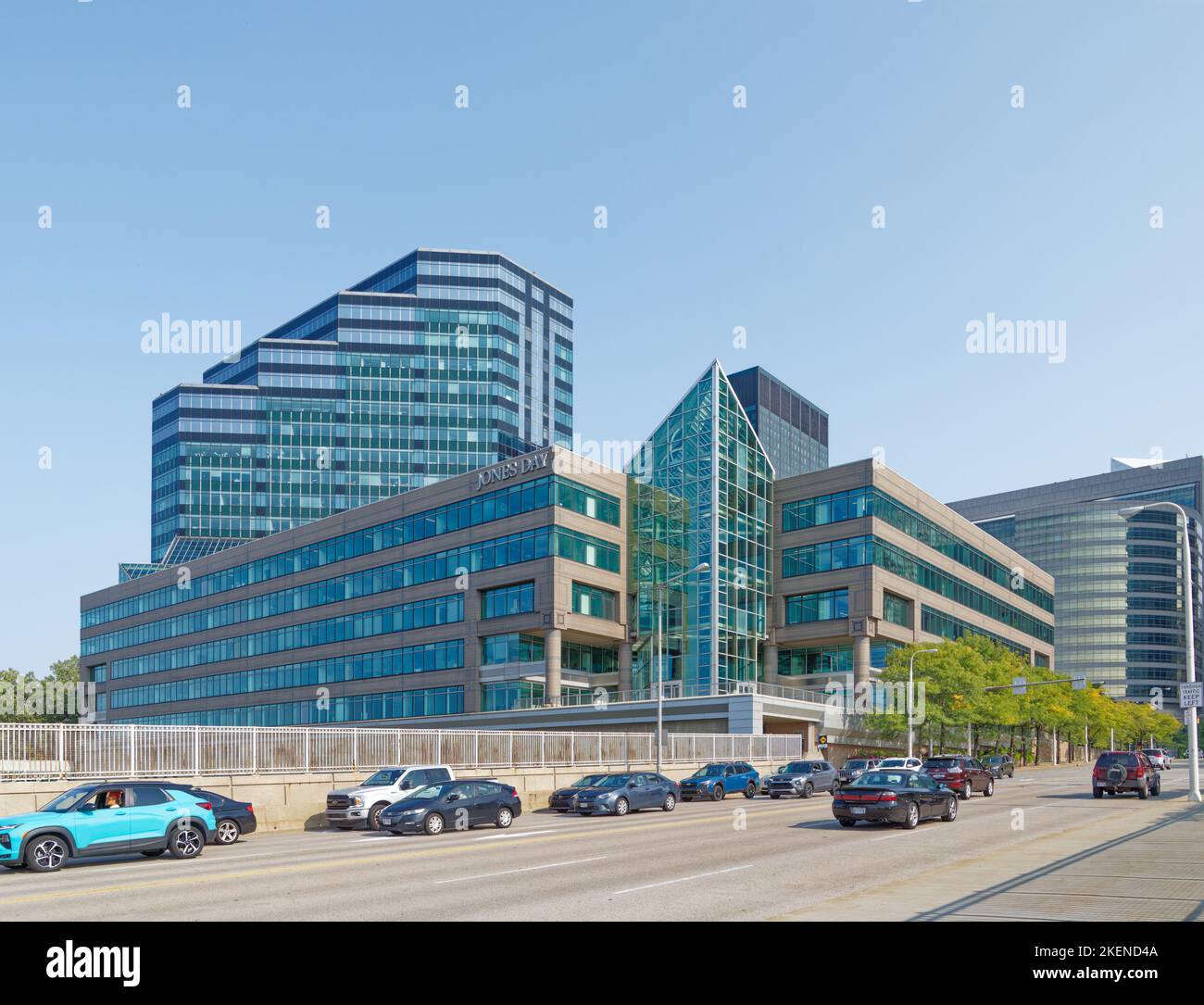Il North Point Office Building and Tower, un prominente edificio in vetro avvolto sulla costa nord di Cleveland, è costruito sul sito della demolita Clevelan Foto Stock