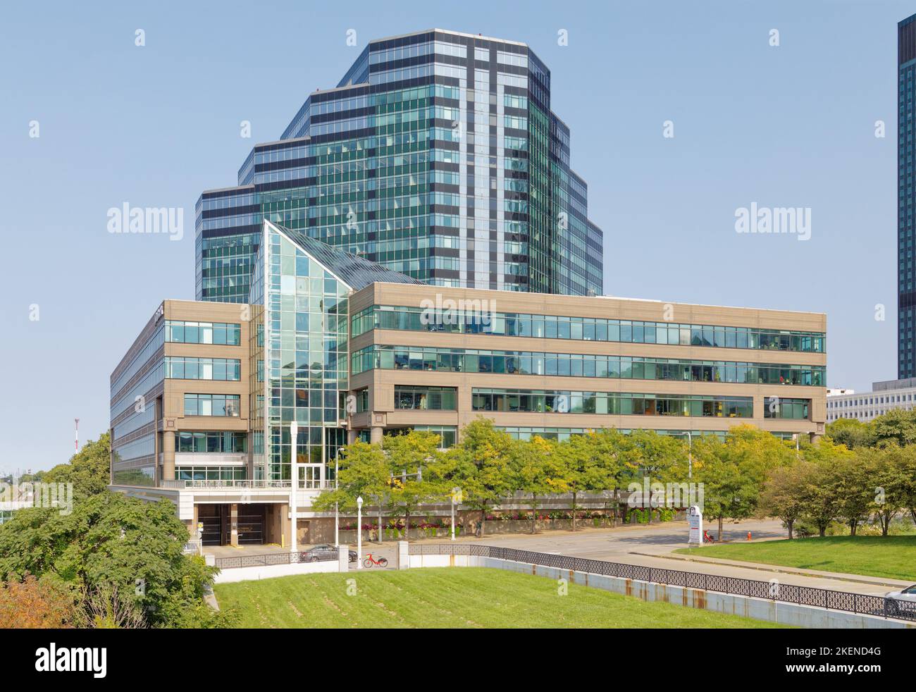 Il North Point Office Building and Tower, un prominente edificio in vetro avvolto sulla costa nord di Cleveland, è costruito sul sito della demolita Clevelan Foto Stock