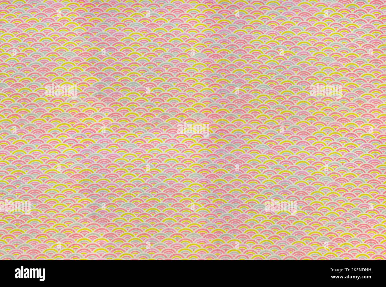 Grande sfondo texture di un tradizionale tessuto furoshiki giapponese stampato con un moderno e colorato disegno geometrico senza cuciture raffigurante arcobaleno o. Foto Stock