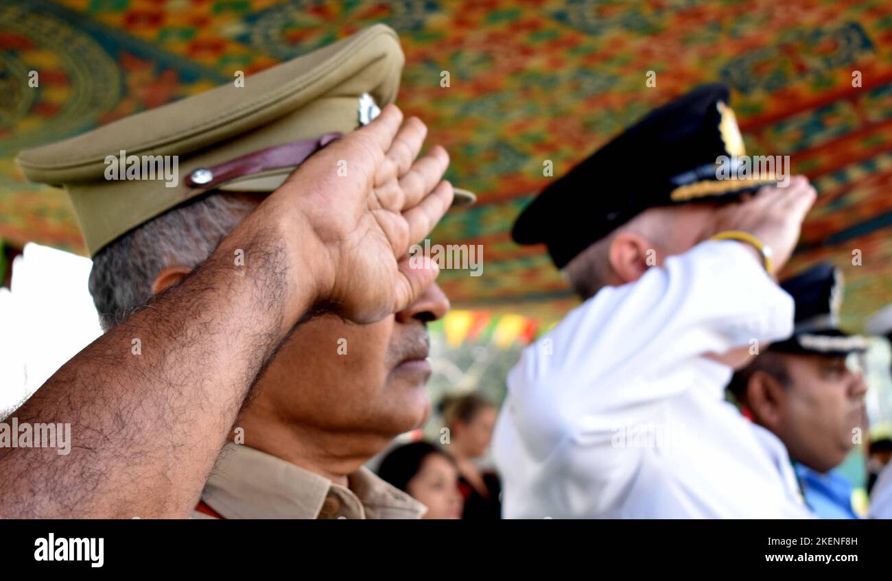 Kolkata, Bengala Occidentale, India. 13th Nov 2022. Una cerimonia di deposizione della corona per rendere omaggio alle vittime della prima guerra mondiale durante la Giornata della memoria sulla strada rossa a Kolkata. La giornata commemorerà la firma dell'accordo di pace che terminò la prima guerra mondiale alle 11 del 11 novembre 1918. (Credit Image: © Dipa Chakraorty/Pacific Press via ZUMA Press Wire) Foto Stock