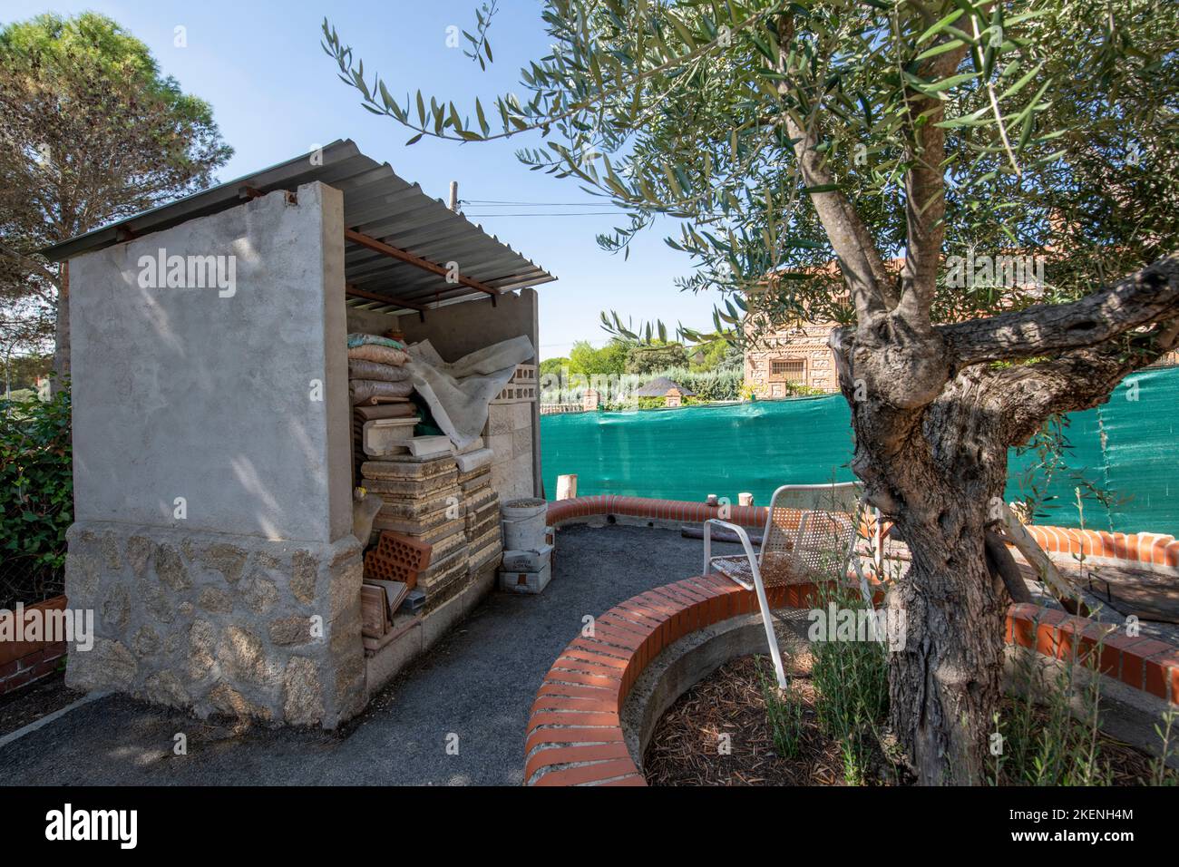 Capanna in pietra e cemento accanto ad un ulivo all'interno di una fossa Foto Stock