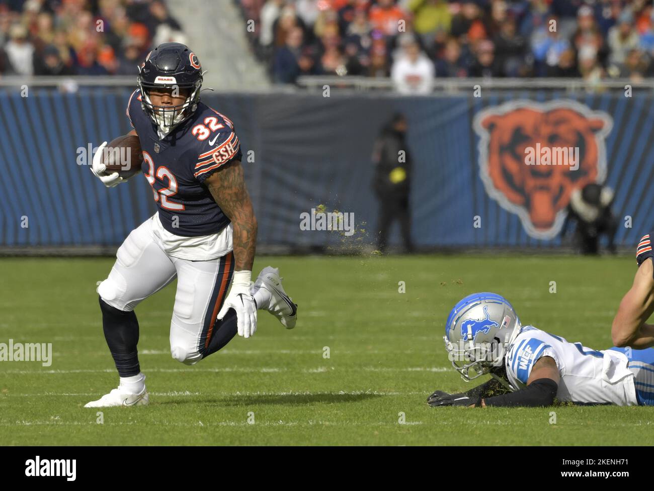 Chicago, Stati Uniti. 13th Nov 2022. Chicago Bears Rrunning back David Montgomery (32) corre la palla contro i Detroit Lions al Soldier Field di Chicago domenica 13 novembre 2022. I Lions hanno vinto 31-30. Foto di Mark Black/UPI Credit: UPI/Alamy Live News Foto Stock