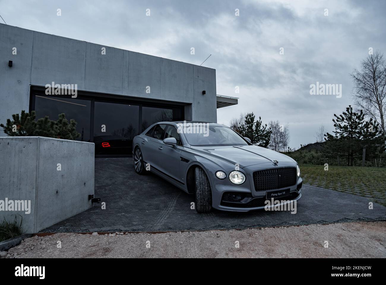 Vista ravvicinata di Flying Spur Bentley di terza generazione nella villa privata. Foto Stock