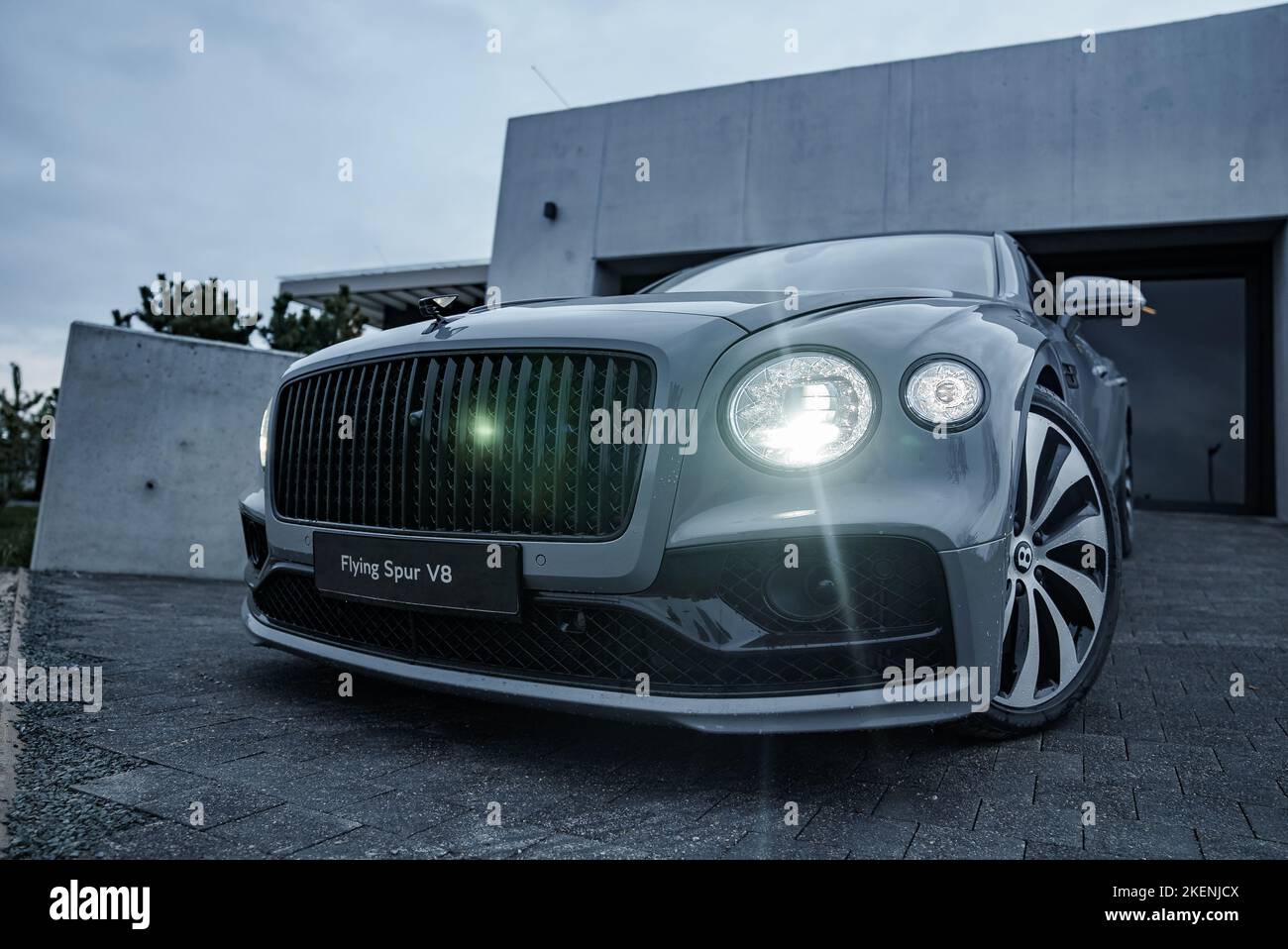 Vista ravvicinata di Flying Spur Bentley di terza generazione nella villa privata. Foto Stock